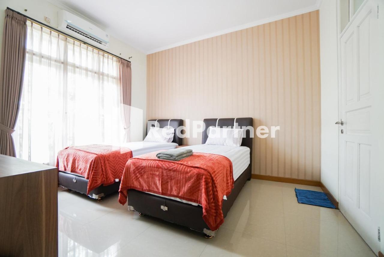 Fazza Syariah Mitra Reddoorz Hotel Jakarta Exterior photo