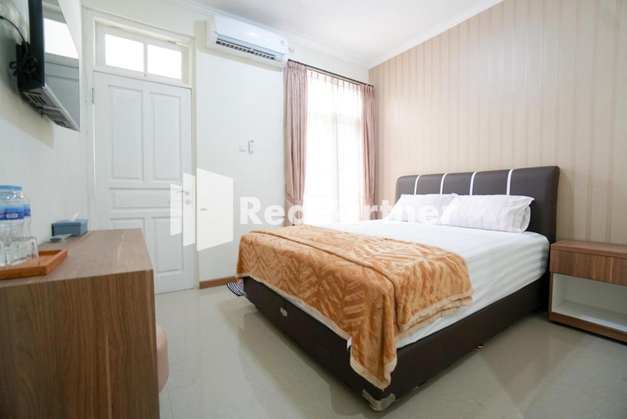 Fazza Syariah Mitra Reddoorz Hotel Jakarta Exterior photo