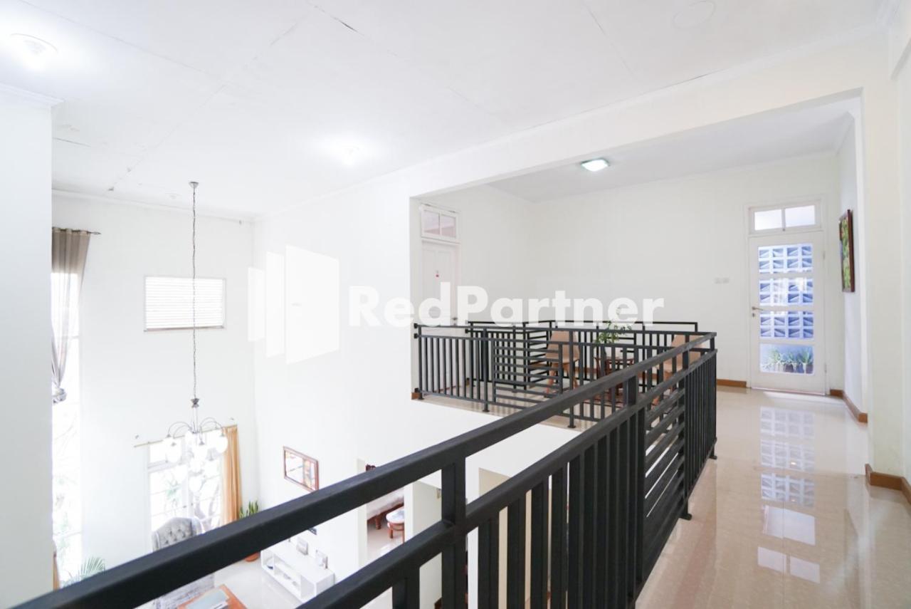 Fazza Syariah Mitra Reddoorz Hotel Jakarta Exterior photo