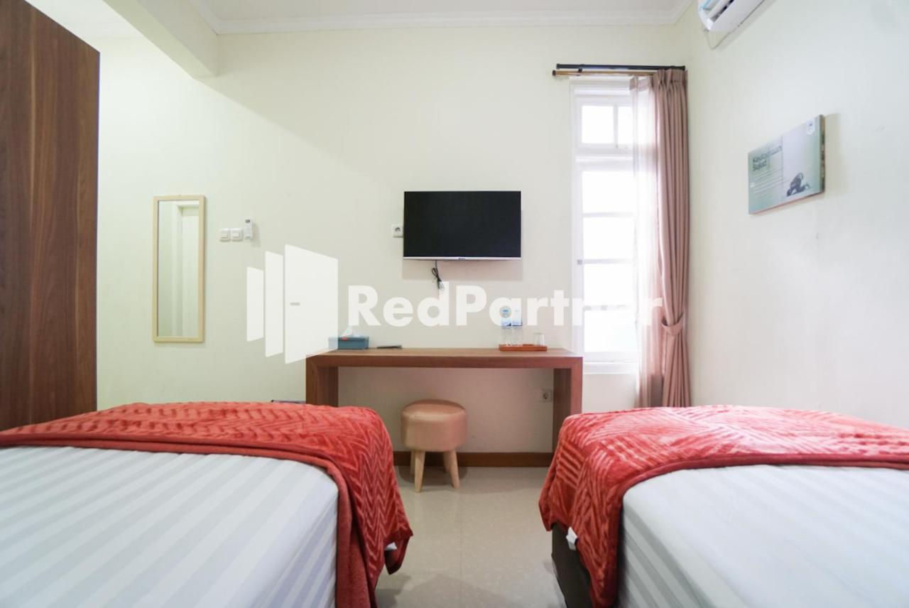 Fazza Syariah Mitra Reddoorz Hotel Jakarta Exterior photo