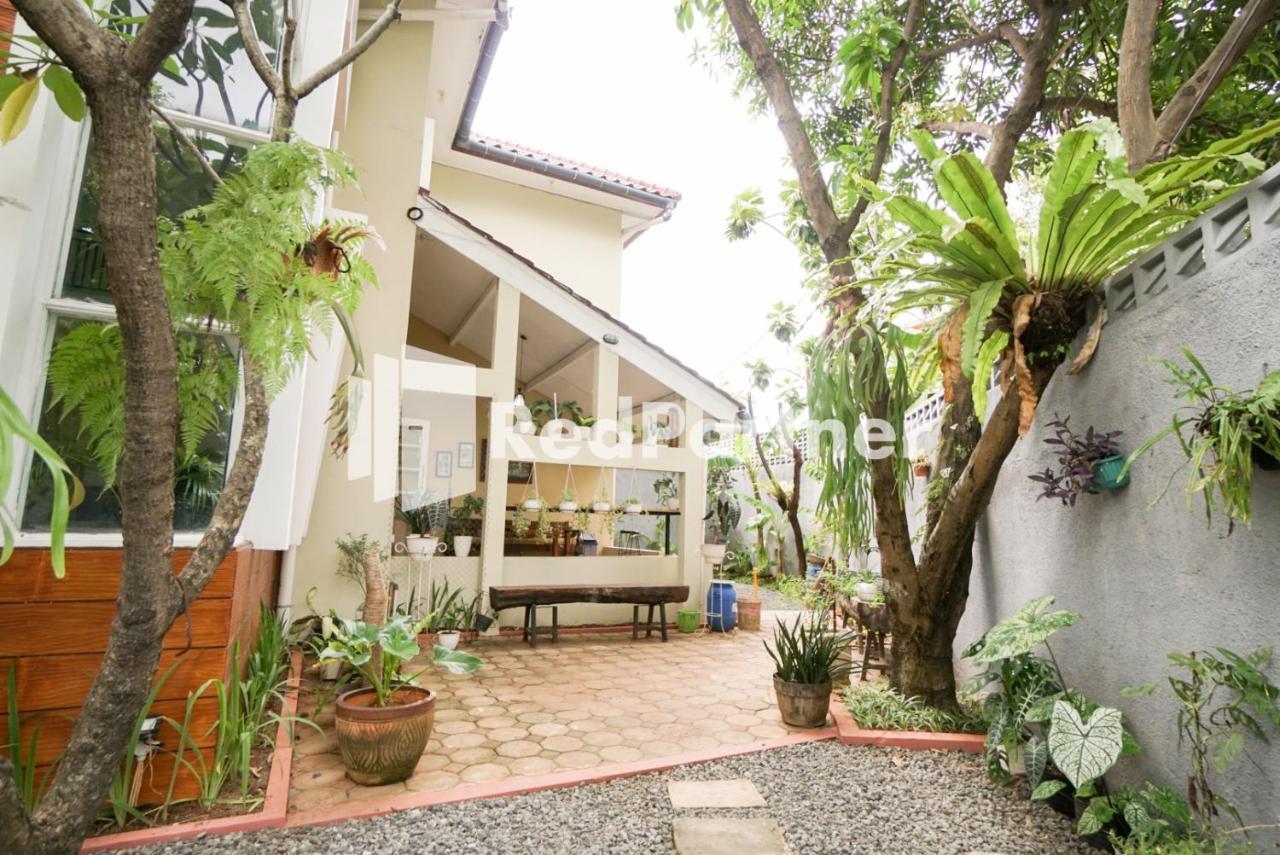 Fazza Syariah Mitra Reddoorz Hotel Jakarta Exterior photo